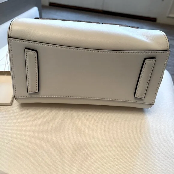 NWT and dust bag Givenchy Signature Antigona Leather bag in white - Picture 6 of 6